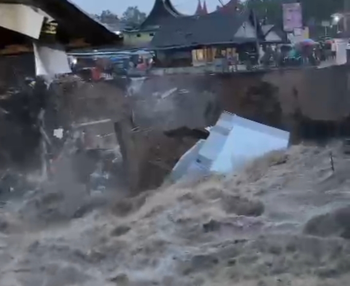  Ruko Santan di Tepi Sungai Pasar Tandikek Diterjang Banjir Akibat Hujan Tinggi/Doc.istimewa