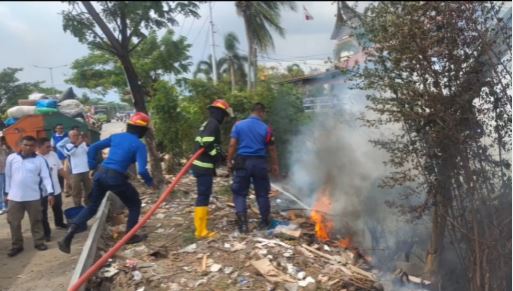 Kobaran Api di Lahan Kosong Kilometer 39 Kelurahan Korong Gadang, Kota Padang, Berhasil Dipadamkan oleh Dinas Damkar/Dok.damkar padang