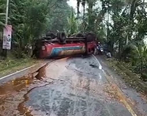 Truk CPO Terbalik, Pemicu Kemacetan Total di Jalan Raya Padang-Painan/Dok.infopadang24