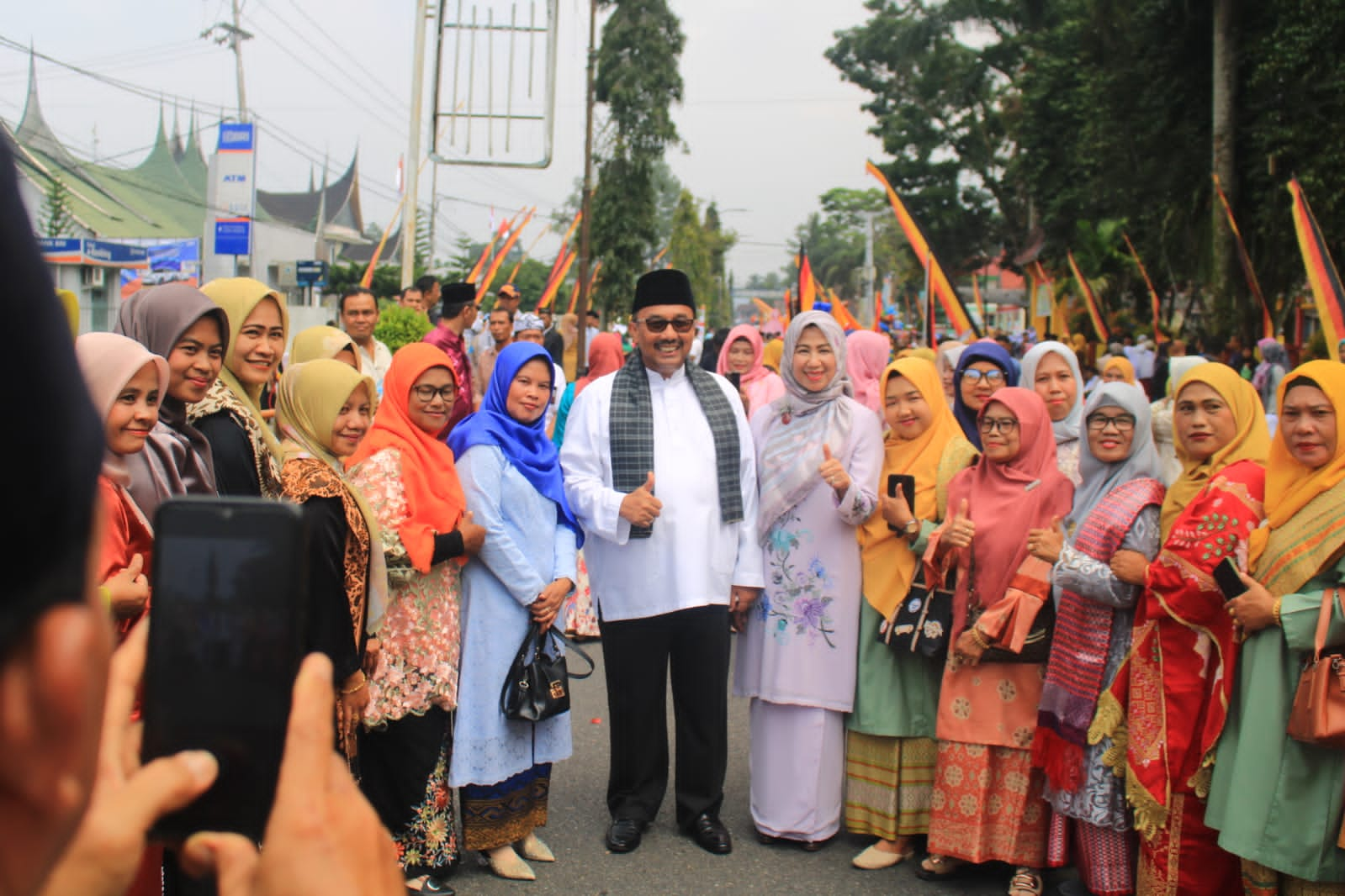 Ribuan Peserta dan Masyarakat Tetap Antusias Mengikuti Pawai Budaya di Hut Pasaman ke-78, Kendati Panasnya Terik Matahari