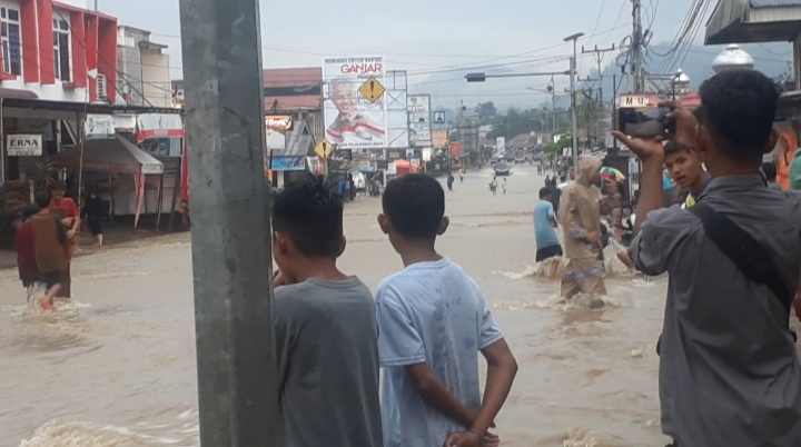 Batang Paninggalan Kembali Meluap, Kayu Besar Dan Sampah Menumpuk Di Jembatan Simpang Raya