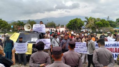 Ratusan Masyarakat Nagari Gantung ciri Lakukan aksi damai di kantor bupati Solok 12/12