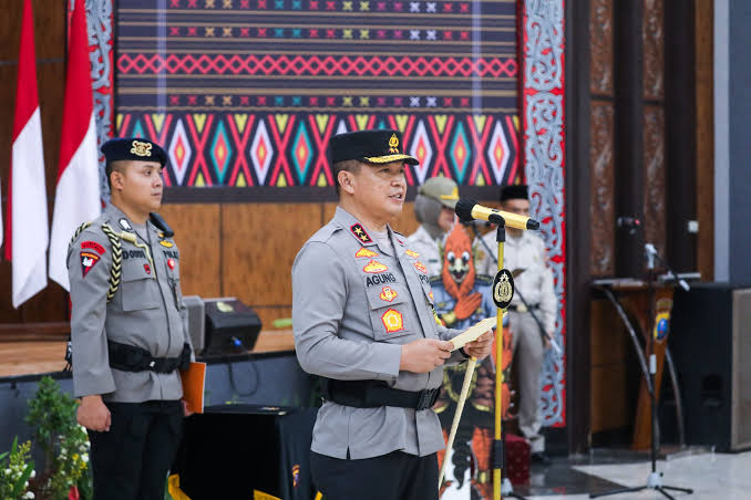 Kapolda Sumut, Irjen Pol Agung Setya Imam Effendi, resmi melantik sejumlah Pejabat Utama Poldasu dan Kapolres di gedung Tribrata. 