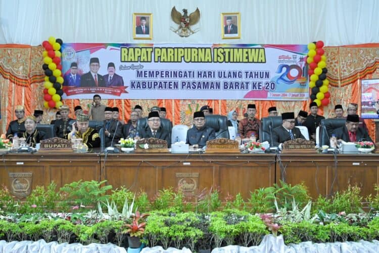 Sidang paripurna istimewa DPRD Pasaman Barat dalam rangka memperingati Hari Ulang Tahun  ke-20 di Simpang Empat, Minggu (7/1/2024).