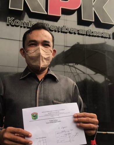 Dodi Hendra Ketua DPRD kabupaten Solok di Gedung Merah Putih KPK, Jalan Kuningan Persada, Jakarta Selatan, Kamis (9/6).