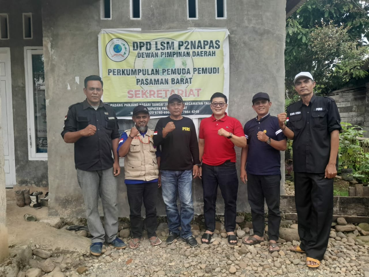 Ketua DPD LSM P2NAPAS Pasaman Barat bersama masyarakat. 