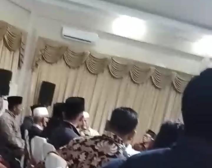 Suasana rapat di ruangan Bupati Pasaman Barat, photo diambil dari tangkapan layar video yang beredar