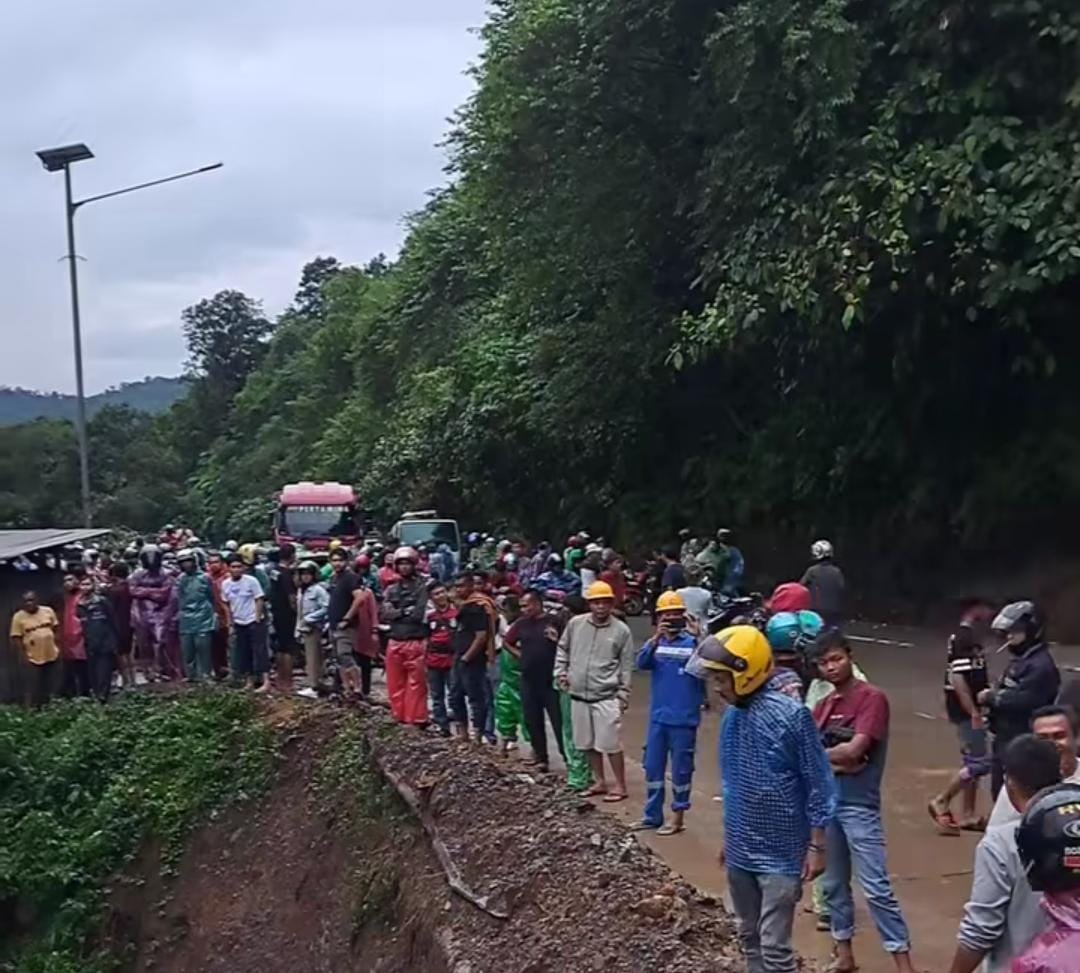 Situasi longsor di Sitinjau Lauik, warga berkerumun melihat mobil yang terseret longsor ke dalam jurang. 