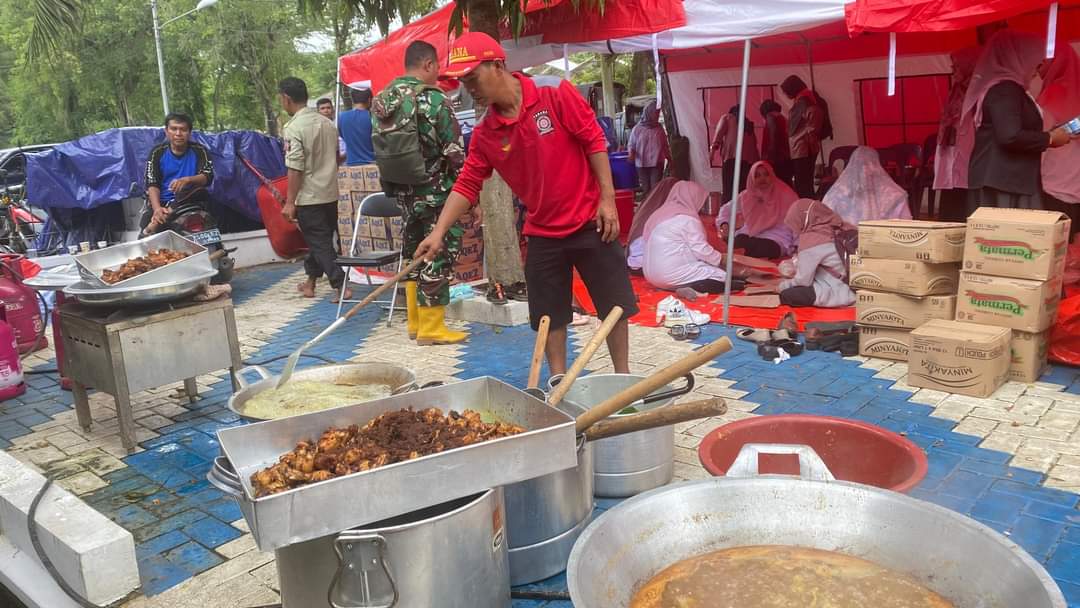 Salah satu dapur umum yang didirikan oleh Pemkab Tanah Datar. (Photo doc kominfo tanah Datar) 