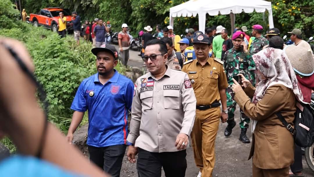 Bupati Tanah Datar Eka Putri saat meninjau lokasi terdampak bencana. (Photo doc : kominfo tanah Datar) 