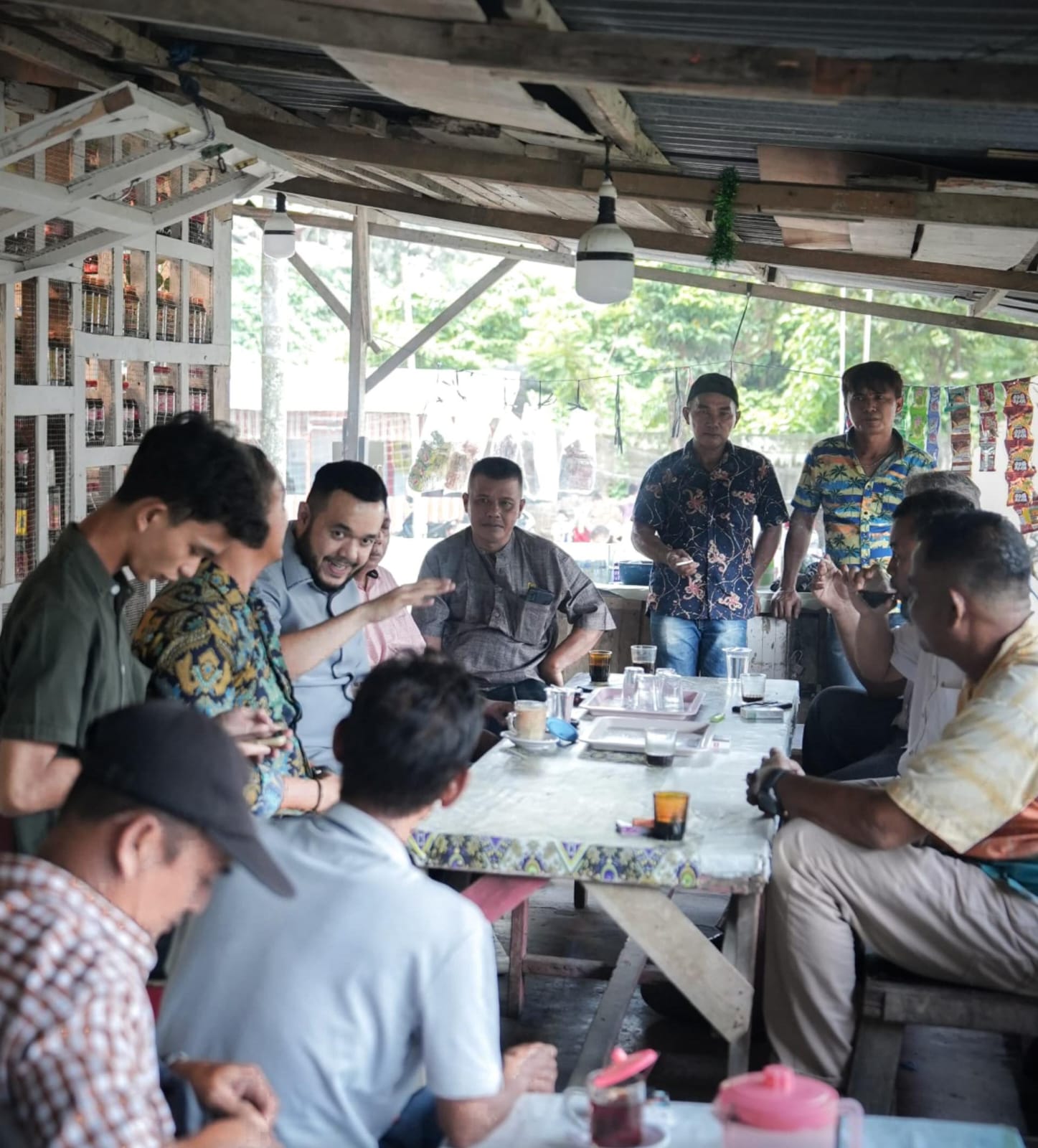 Fadly Amran duduk ngopi di lapau (warung) bersama warga Bukit Bak Air Teluk Bayur