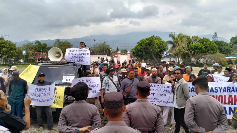 foto dok : Wali Nagari Gantungciri Dinonaktifkan, Masyarakat Sempat Demo Bupati (12/12)