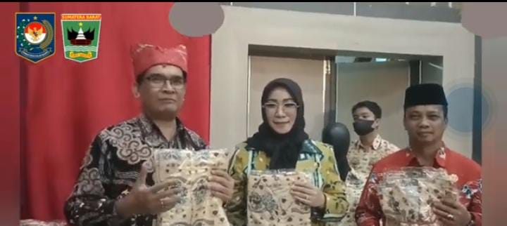 Direktur SMK Kemendikbudristek RI Dr.Drs.Wardani Sugiono M.Pd DI didampingiKepala Bidang SMK Dinas Pendidikan Provinsi Sumatera Barat Dr.Ariswan S.Ag.M.Pd di Padang