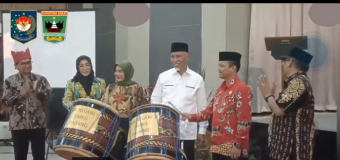 Gubernur Sumatera Barat didamping Kabid Dinas Pendidikan Provinsi Sumatera saat Acara Launching Braja Store SMK PK di SMKN 2 Padang