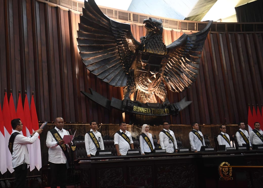 Pemeran Presiden terpilih Prabowo Subianto (kedua kiri) membacakan sumpah jabatan saat mengikuti gladi kotor pelantikan presiden dan wakil presiden di Gedung Nusantara, kompleks Parlemen, Senayan, Jakarta, Jumat (18/10/2024)